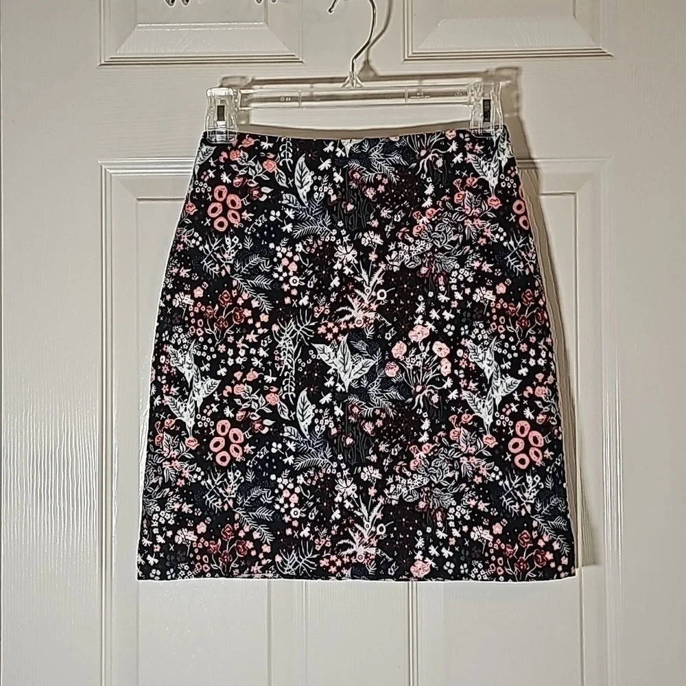 H&M mini Pencil skirt, floral jacquard fabric Size 2